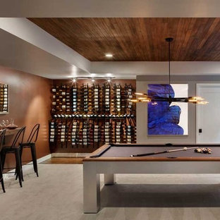 Exemple d'une cave à vin tendance de taille moyenne avec moquette et un présentoir.