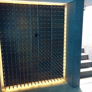 Esempio di una grande cantina moderna con portabottiglie a vista