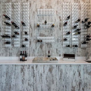 Ispirazione per una cantina design di medie dimensioni con rastrelliere portabottiglie