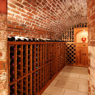 Ispirazione per una cantina rustica con pavimento in travertino e rastrelliere portabottiglie