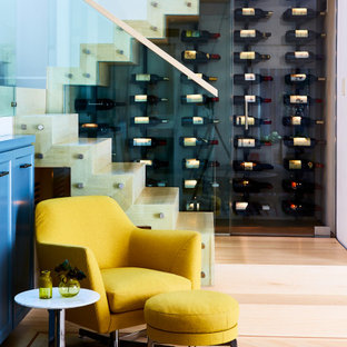 Foto di una cantina vittoriana con parquet chiaro, portabottiglie a vista e pavimento marrone