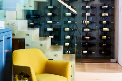 サンフランシスコにあるヴィクトリアン調のおしゃれなワインセラー (淡色無垢フローリング、ディスプレイラック、茶色い床) の写真
