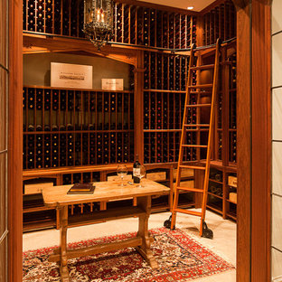 Idee per una grande cantina chic con rastrelliere portabottiglie e pavimento in travertino