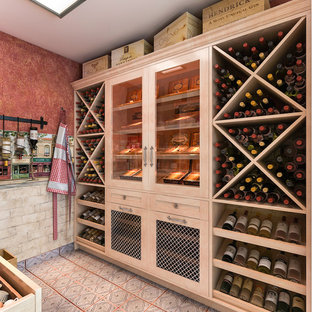 Immagine di una cantina mediterranea di medie dimensioni con rastrelliere portabottiglie e pavimento in linoleum