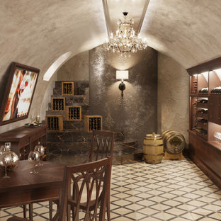 Immagine di una cantina vittoriana di medie dimensioni con pavimento con piastrelle in ceramica e pavimento beige