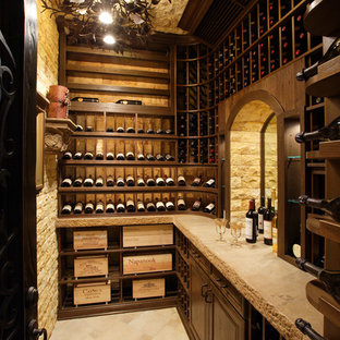 Ispirazione per una cantina chic di medie dimensioni con pavimento in travertino, portabottiglie a vista e pavimento beige