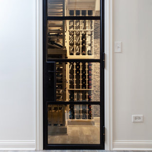 Ispirazione per una piccola cantina classica con pavimento in laminato, rastrelliere portabottiglie e pavimento grigio
