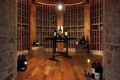 Großer Mediterraner Weinkeller mit dunklem Holzboden und Kammern in Orange County