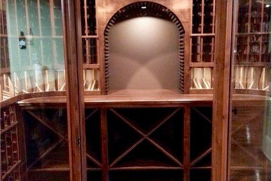 Idée de décoration pour une petite cave à vin tradition avec des casiers.