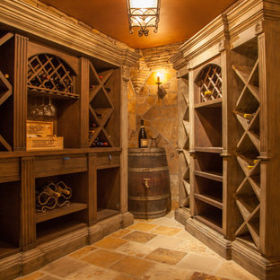 Immagine di una cantina chic di medie dimensioni con portabottiglie a scomparti romboidali e pavimento beige