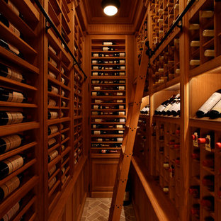 Esempio di una grande cantina classica con rastrelliere portabottiglie e pavimento in mattoni