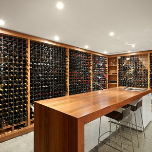 Diseño de bodega actual, grande, con suelo de cemento y botelleros