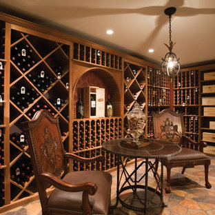 Inspiration pour une très grand cave à vin traditionnelle avec un sol en calcaire et des casiers.