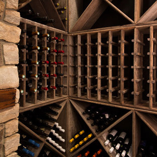 Esempio di una cantina classica di medie dimensioni con pavimento in mattoni e portabottiglie a scomparti romboidali