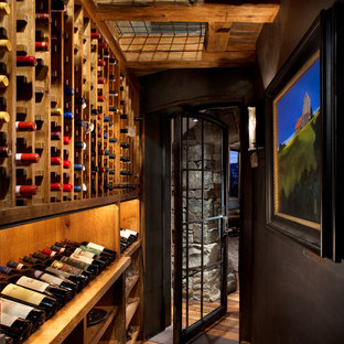 Immagine di una cantina rustica con parquet scuro, rastrelliere portabottiglie e pavimento marrone
