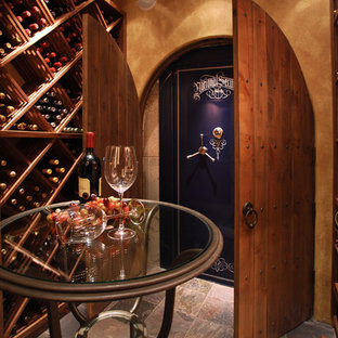 Esempio di una grande cantina tradizionale con portabottiglie a scomparti romboidali e pavimento in ardesia