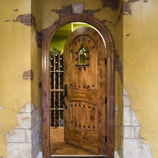 Cette photo montre une cave à vin chic de taille moyenne avec des casiers et béton au sol.