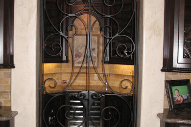 Modelo de bodega tradicional grande con suelo de baldosas de cerámica y vitrinas expositoras