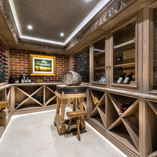 Idée de décoration pour une grand cave à vin méditerranéenne avec un sol en ardoise et un présentoir.