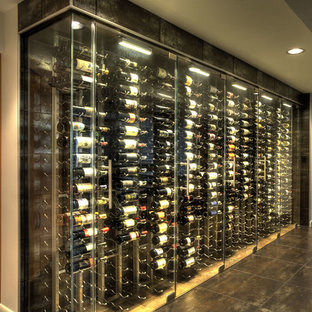 Ispirazione per una grande cantina contemporanea con pavimento in vinile, portabottiglie a vista e pavimento nero