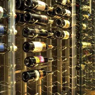 Inspiration pour une grand cave à vin design avec un sol en vinyl, un présentoir et un sol noir.