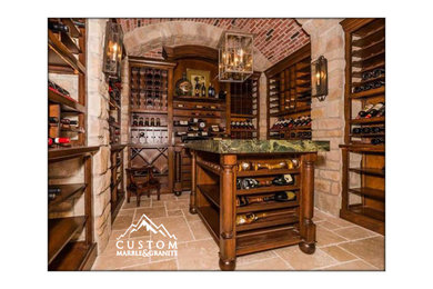 他の地域にある高級な中くらいな地中海スタイルのおしゃれなワインセラー (トラバーチンの床、ワインラック、ベージュの床) の写真