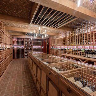 Imagen de bodega tradicional, grande, con suelo de ladrillo, botelleros y suelo rojo