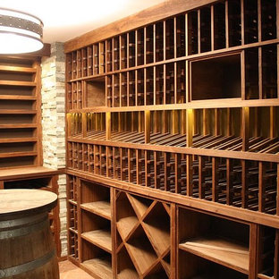 Idées déco pour une grand cave à vin craftsman avec un sol en brique et des casiers.