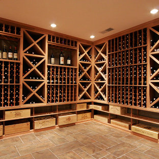 Idee per una cantina rustica di medie dimensioni con pavimento in ardesia e portabottiglie a vista