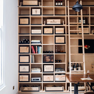 Inspiration pour une cave à vin nordique de taille moyenne avec un sol en bois clair et un présentoir.