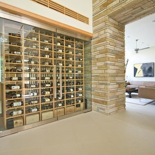 Diseño de bodega contemporánea, grande, con vitrinas expositoras y suelo de piedra caliza
