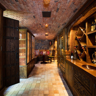 Diseño de bodega rural, extra grande, con suelo de baldosas de terracota y vitrinas expositoras
