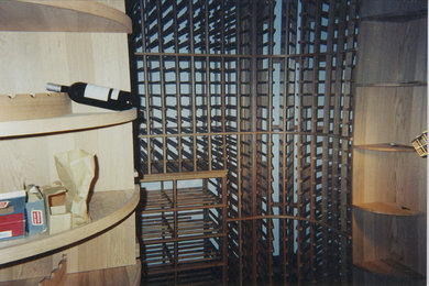 Cette image montre une cave à vin design.