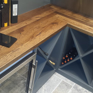 Esempio di una piccola cantina design con pavimento con piastrelle in ceramica e rastrelliere portabottiglie
