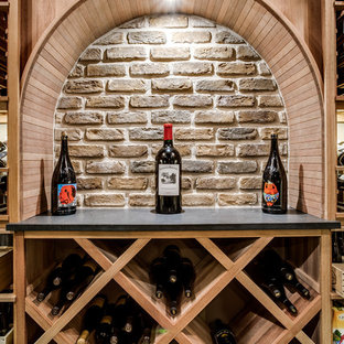 Exemple d'une grand cave à vin craftsman avec un sol en carrelage de céramique et des casiers.