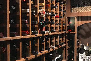 Wine cellar - traditional wine cellar idea in Orlando