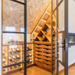 Idées déco pour une cave à vin contemporaine de taille moyenne avec un sol en bois brun et des casiers losange.