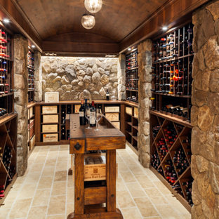 Diseño de bodega clásica, grande, con suelo de piedra caliza y botelleros de rombos