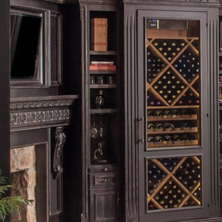 Diseño de bodega clásica, grande, con suelo de mármol, botelleros de rombos y suelo blanco