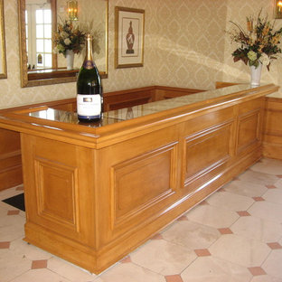Aménagement d'une grand cave à vin classique avec un sol en linoléum et des casiers.