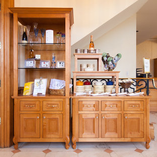 Idee per una cantina classica di medie dimensioni con pavimento in linoleum e portabottiglie a vista