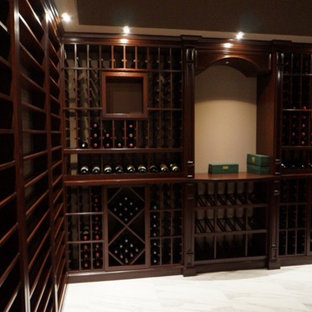 Ispirazione per una cantina design di medie dimensioni con pavimento con piastrelle in ceramica, rastrelliere portabottiglie e pavimento bianco