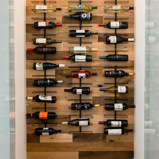 Foto di una grande cantina country con parquet chiaro e pavimento marrone