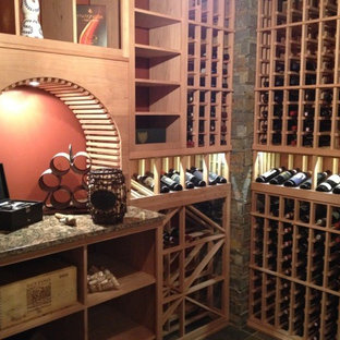 Ispirazione per una cantina minimal di medie dimensioni con pavimento in ardesia, rastrelliere portabottiglie e pavimento grigio