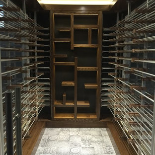 Modelo de bodega actual, de tamaño medio, con suelo de baldosas de cerámica, botelleros y suelo blanco