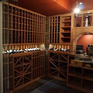 Imagen de bodega actual, de tamaño medio, con botelleros, suelo de pizarra y suelo gris