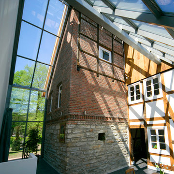 Anbau aus Glas als Verbindung zwischen Bestand und Neubau
