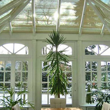 Englischer Wintergarten in viktorianischem Stil, mit Laternendach und Pyramidend