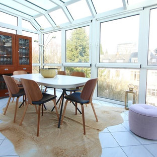 Klassischer Wintergarten ohne Kamin mit Glasdecke und weißem Boden in Frankfurt am Main