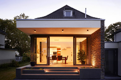 Идея дизайна: терраса среднего размера в современном стиле с стандартным потолком и черным полом без камина